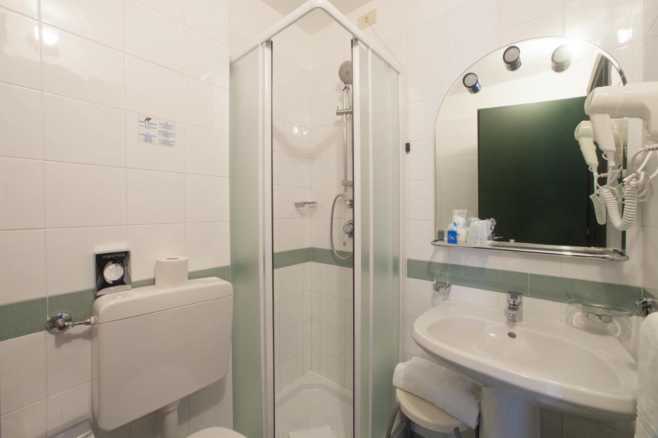 Hotel Tirreno Генуя Экстерьер фото